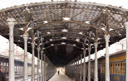 Moscow, russia, january 26, 2005, metal sheds of passanger stages will be disassembled during reconstruction of belorussky railway terminal which has begun in moscow.