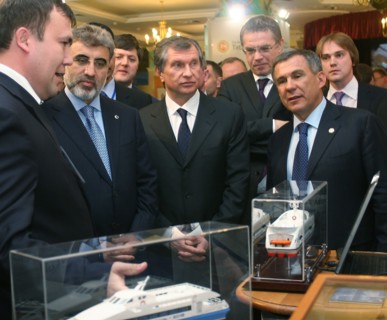 Kazan, russia, march 4, 2011, turkish energy minister taner yildiz (2nd l) and russian vice-prime minister igor sechin (c) view a dsiplay of model yachts before talks at the 11th meeting of the russia...