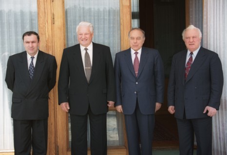 Stavropol krai, l-r: president of armenia levon ter-petrosyan, president of russia boris yeltsin, president of azerbaijan geydar aliyev and president of georgia eduard shevardnadze take part in the ci...