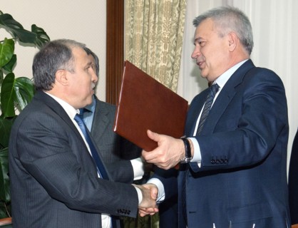 Moscow, russia, april 22, 2011, rosneft chairman eduard khudainatov and president of lukoil vagit alekperov (l-r) have signed a deal for joint exploration and production offshore.