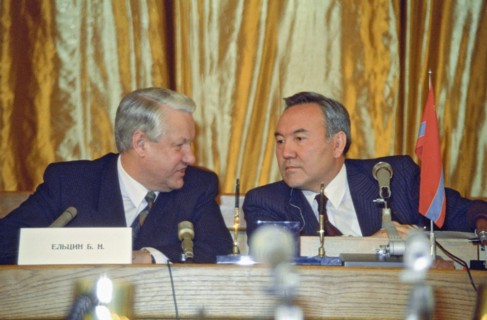 Alma-ata, president of the rsfsr boris yeltsin (l) and president of kazakhstan nursultan nazarbayev are pictured at the press-conference, december 21, 1991.