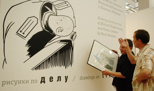 Moscow, russia, may 24, 2005, visitors view a drawing made by pavel shevelev during a trial of mikhail khodorkovsky and platon lebedev, drawings on khodorkovsky-lebedev trial are exhibited in the kovc...
