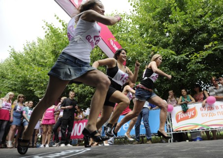 Itar-tass: moscow, russia, july 10, 2011, participants taking part in the glamour russia stiletto run at tsvetnoi boulevard in central moscow, (photo itar-tass / mikhail fomichev)  ??????, ??????, 10 ...
