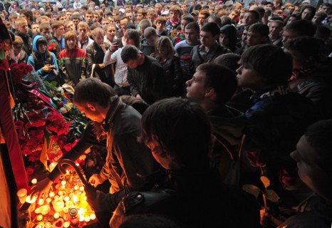 Moscow, russia, september 8, 2011, fans of hc lokomotiv lay flowers and light candles outside the office of the yaroslavl government in moscow to commemorate lokomotiv yaroslavl players who died in a ...