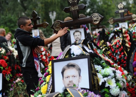 Yaroslavl, russia, september 10, 2011, relatives and fans grieve during the funeral of 14 hc lokomotiv yaroslavl players at leontyevskoye cemetery, a yakovlev yak 42 charter flight, which was to take ...
