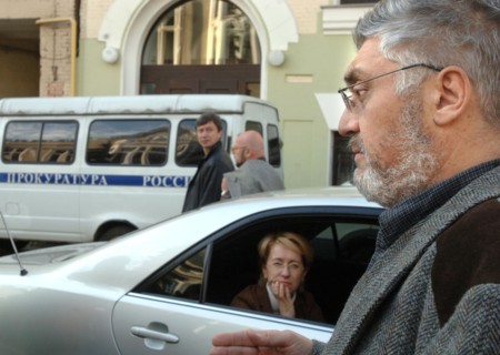 Moscow, russia, october 6, 2005, alexander osovtsov (r) and irina yasina (inside the car), project managers at the open russia charitable foundation, whose chairman is mikhail khodorkovsky, pictured o...