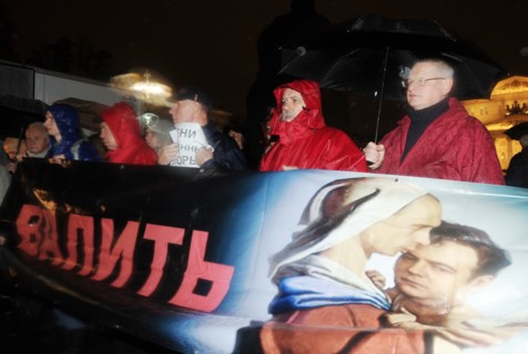Moscow, russia, october 12, 2011, demonstrators hold a banner bearing caricature portraits of president dmitry medvedev and pm vladimir putin during an authorised day of wrath protest in triumfalnaya ...