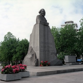 Moscow, ussr, 1987, karl marx monument in theatre square, the monument foundation-stone was laid by vladimir lenin may 1, 1920, but this monument by lev kerbel was unveiled 41 years later, october 196...