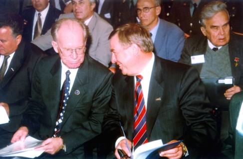 1999, speaker of the state duma Gennady Seleznyov /r/ seen talking to director of the all-russian nuclear physics institute radll Ilkayev