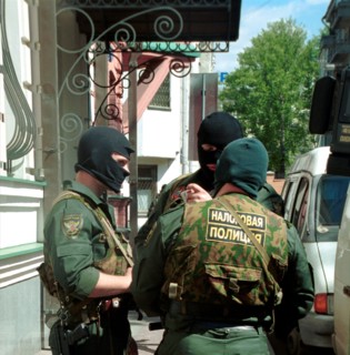 Moscow, russia, may 11, 2000, the officers of the tax police in masks pictured at the office of the media- most holding, headed by vladimir gusinsky, where searches were made in connection with crimin...