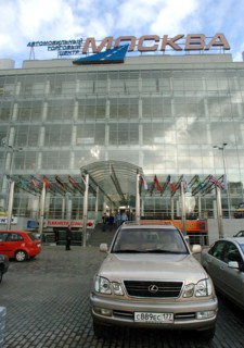 Moscow, russia, may 3, 2006, outside the moskva automobile trade center on kashirsky motorway in moscow.
