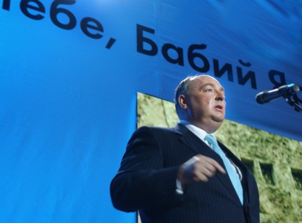 Vyacheslav kantor, the president of the russian jewish congress, speaks at yevgeny yevtushenko's soiree entitled 'ya prishel k tebe, baby yar' in the great hall of the central house of literary artist...