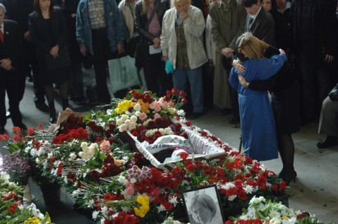 Daughter of slain journalist anna politkovskaya vera (r foreground) attends wake for her mother at troyekurovskoye cemetery, moscow, russia, october 10, 2006.