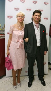 Moscow, russia, november 26, 2006, lukoil vice president leonid fedun and his spouse pose for the press after the golden gramophone (zolotoi grammofon) music awards ceremony in the state kremlin palac...