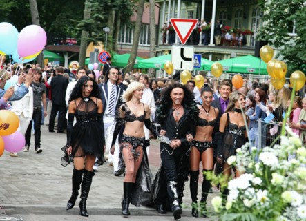Crooner valery leontiev, centre, arrived for the opening of the international contest for young pop singers, new wave (novaya volna) 2007, in the baltic resort town of jurmala, latvia, july 26, 2007.