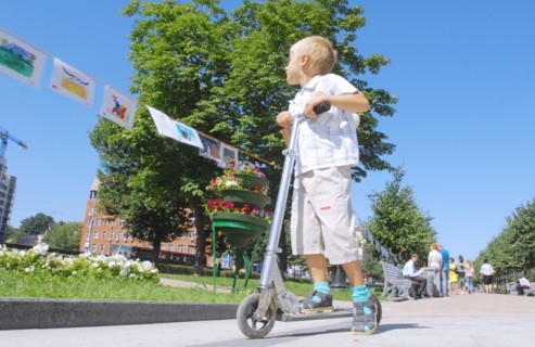Moscow, russia, august 9, 2007, boy views the pictures displayed at tsvetnoy boulevard during the 'children are drawing!' action.