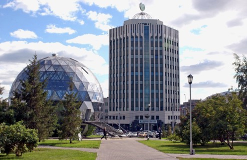 Siberian branch of the savings bank of russia (sberbank) in novosibirsk, russia, september 2007.