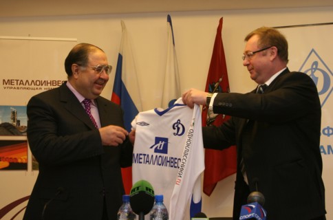 Moscow, russia, february27, 2008, russian billionaire alisher usmanov (l) who who controlls metalloinvest industrial holding company, and head of the russian audit chamber, sergei stepashin, pose with...