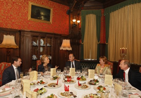 Russian prime minister vladimir putin with wife lyudmila, former french president jacques chirac with wife bernadette and president of russia dmitry medvedev (from r) have a dinner at the restaurant o...