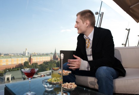 The 'o2 lounge' restaurant on the roof of the newly opened hotel ritz carlton in moscow, russia, september 2008.