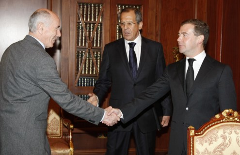 Russian president dmitry medvedev (r) and newly-appointed ambassador to south ossetia, elbrus kargiyev (l), shake hands as russian foreign minister sergei lavrov looks on during a meeting in moscow's ...