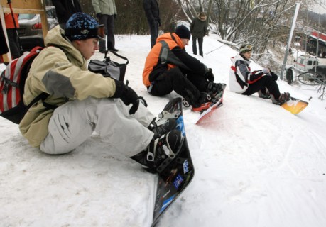 Snowboarders take part in the 3rd moscow family alpine skllng fest on vorobyevy (sparrow) hills, moscow, russia, february 8, 2009.