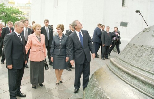 Russian president vladimir putin (l), his wife lyudmila putina, (2nd l) ,u,s, president george bush (r) and his wife laura bush (2ndr) pictured looking at a huge 'tsar-bell' while strolling in the kre...