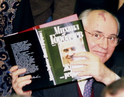 Presentation of a new book writteb by ex-president of the ussr mikhail gorbachev - 'life and reforms'was held in the book shop 'molodaya guardia', the author addressed the press and willingly gave aut...