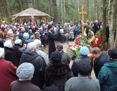 Moscow, russia, october 29, 2000, people holding burning candles attend a mourning service to commemorate the vistims of stalinist repressions on the territory of the former datcha(summer house) of ge...
