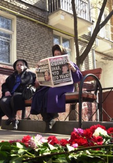Moscow, russia, april 18, 2003, flowers on the site of murder of state duma deputy and co-chairman of the liberal russia party sergei yushenkov, yushenkov was assassinated in moscow on thursday, the n...