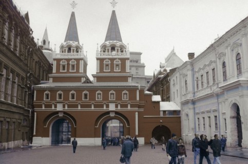 Resurrection (voskresenskiye) gate, also called iberian gate, with the small iverskaya (iberian) chapel in front of it, is a replica built in the 1990s, this is the only existing gate of the kitai-gor...