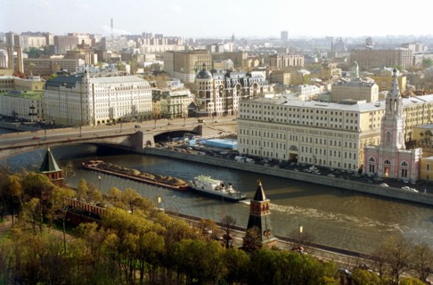 Sofiyskaya embankment, moscow, russia, october 1998, on the left: balchug- kempinsky hotel, in the center: main building of centrobank.