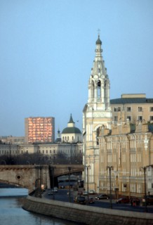 Sofiyskaya embankment and moscow river, moscow, russia, 1/93.