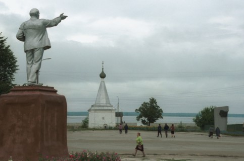 Kozmodemyansk city in mari-el autonomous republic, russia, 1991, the main square with a statue of v,i,lenin.