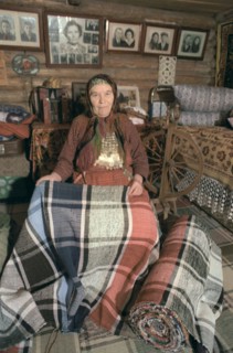 Peasant raisa orekhova of the udmurt village of zavyalovo with mats she wove, udmurtia, siberia, russia, 2/93.