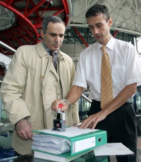 Former russian world chess champion garry kasparov (l) brings files for a request by russian communist and yabloko parties against a russian violation of 3 articles of the human rights convention in t...