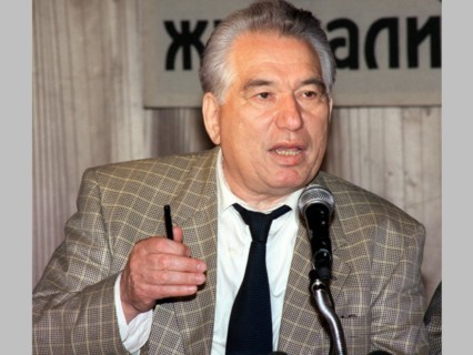 The prominent kirghiz writer chinghiz aitmatov speaking at festive party '500 days till the year 2000' was held at the russkiye gvozdi (russian hits) club in moscow, 1998, the organizers, members of t...