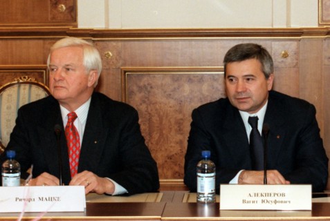 Lukoil president vagit alekperov and president of the chevron overseas company (usa) richard matske at a meeting of shareholders of the caspian pipeline consortium, november 24, 1998.