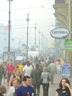 The nevsky prospekt (avenue), st, petersburg in smog from forest and peat fires in leningrad region, st, petersburg, russia, september 5, 2002.