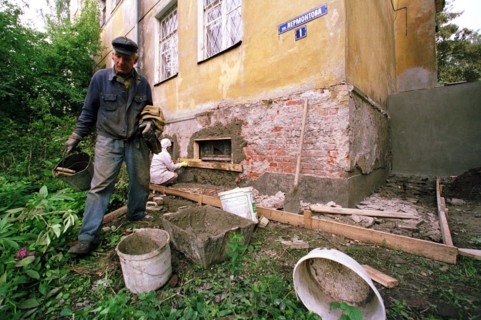 Urgent renovation of apartment building where russian president's mother-in-law ekaterina shkrebneva's lives in the town of baltijsk, kaliningrad, russia, july 21 2000, the house is being renovated be...