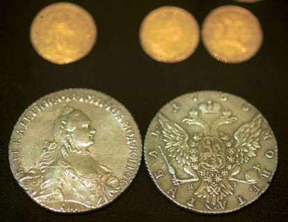 Moscow,russia, july 17 2000, picture shows some precious gold coins of the time of catherine the great that were shown to jouranlists during a press conference at the state vault , the precious metals...