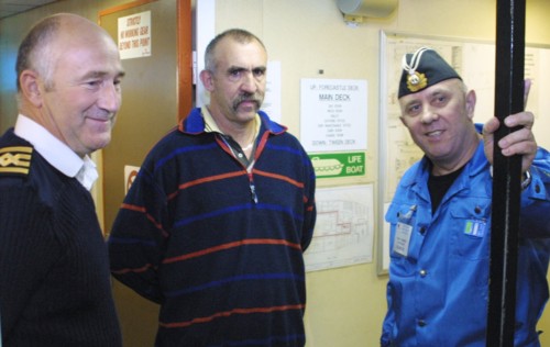 barents sea, russia, august 26 2001, captain of the 'mayo' special vessel robert greenwood, head of the diving works reimand wallace and chief of the group of divers, rear-admiral gennady verich ( all...