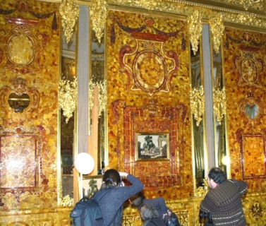 Amber room, tsarskoye selo palace-museum, 2/02: amber room reconstruction nears completion.