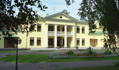 The residence of russian president vladimir putin in novo-ogaryov, moscow region, 2002.