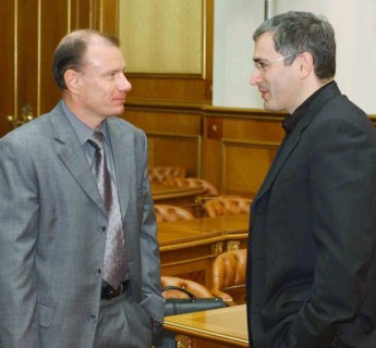 President of the interross holding company vladimir potanin (l) and chairman of the management board of yukos oil company mikhail khodorkovsky attending the meeting of the council on entrepreneurship ...