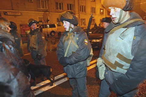 Moscow, russia, october 24 2002: anti-riot policemen at the entrance to the building of the palace of culture of the ball-bearing plant which had been seized by armed terrorists, on wednesday, at 21,0...