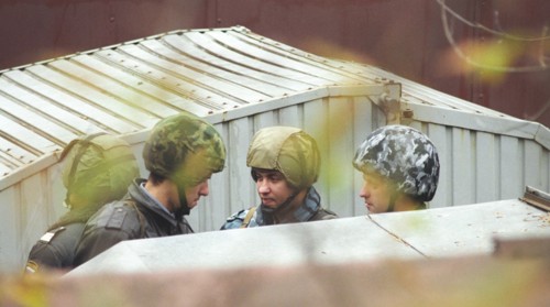 Moscow, russia, october 25 2002: men of special task forces near garages in melnikov street where hundreds of hostages are being held by chechen terrorists at the dubrovka theatrical centre, on thursd...