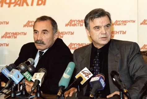 Moscow, russia, october 25, 2002: aslanbek aslakhanov (l) , a state duma deputy from chechnya and a famous representative of the chechen community in moscow ruslan khasbulatov (r) pictured during a ne...