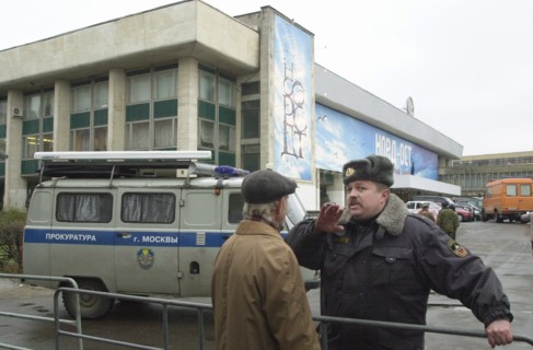 Moscow, russia,10/26/02, chechen hostage crisis: the dubrovka theatre centre is still cordoned off since investigators are still busy inside.