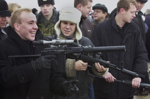 Moscow region, russia, november 15 2002: visitors to the exhibition familiarizing themselves with new samples of modern small arms of foreign and home production at a shooting ground in balashikha nea...